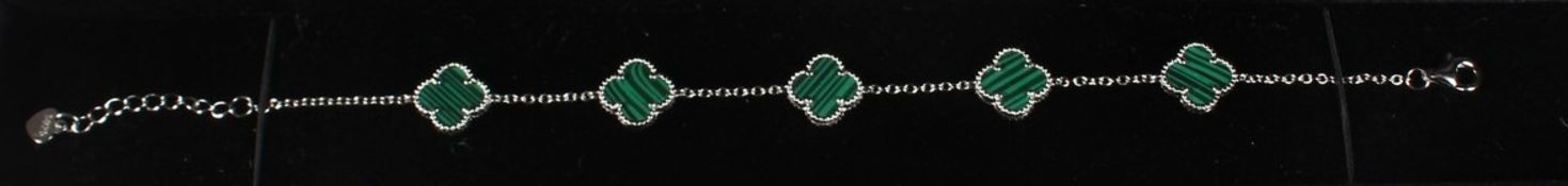 A SILVER AND MALACHITE CLOVER BRACELET.