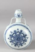 A CHINESE BLUE AND WHITE PORCELAIN TWIN HANDLE MOON FLASK. 30.5cms high.