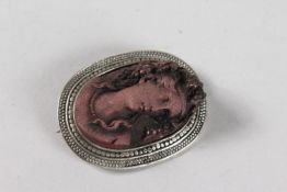 AN OVAL CAMEO BROOCH.