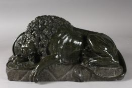 AFTER BERTEL THORVALDSEN, SWISS (1770-1884). A SUPERB REGENCY CARVED SERPENTINE MARBLE GRAND TOUR