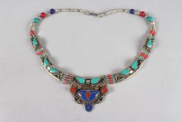 A TIBETAN LAPIS AND TURQUOISE NECKLACE.