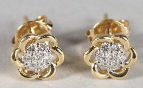 A PAIR OF 18CT YELLOW GOLD AND DIAMOND CLUSTER STUD EARRINGS.
