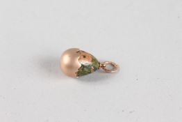 A RUSSIAN 14CT GOLD HARDSTONE EGG.