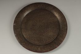 A VERY FINE 19TH CENTURY INDIAN BRASS INLAID WOODEN PLATE, 31cm diameter.