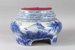 A VERY LARGE BLUE AND WHITE PORCELAIN STAND, painted with a mountainous landscape scene, 35cm