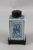 AN 18TH-19TH CENTURY CHINESE BLUE AND WHITE PORCELAIN CADDY, with hardwood cover and stand, 16cm