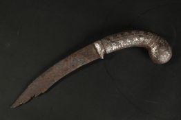 A RARE 17TH-18TH CENTURY MUGHAL INDIAN SILVER INLAID DAGGER, 28cm long.