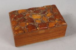 AN AMBER INSET WOODEN BOX, 14cm x 9cm.