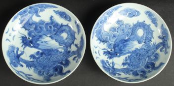 A PAIR OF CHINESE KANGXI BLUE AND WHITE PORCELAIN DRAGON DISHES, each base with character mark, 15cm