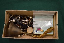 Bijouterie and other items.