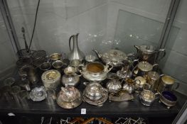 A quantity of plated items.