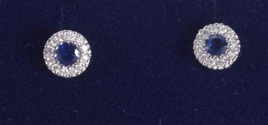 A PAIR OF 18CT GOLD SAPPHIRE DIAMOND CLUSTER EARRINGS
