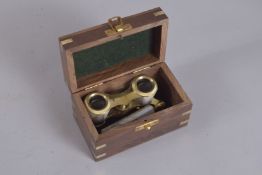 A PAIR OF MOTHER OF PEARL OPERA GLASSES.