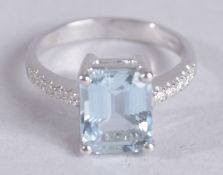 AN 18CT GOLD AUQUMARINE AND DIAMOND RING.