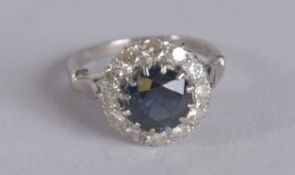 A GOOD 18CT GOLD AND PLATINUM SAPPHIRE AND DIAMOND CLUSTER RING.