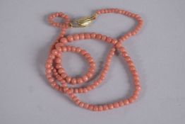 A CORAL BEAD NECKLACE WTIH 9CT GOLD CLASP. 18ins long.