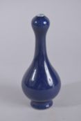 A SMALL CHINESE BLUE ONION TOP VASE. 6ins high.