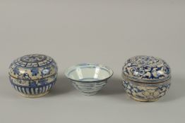 A PAIR OF CHINESE BLUE AND WHITE PORCELAIN CIRCULAR BOXES AND COVERS, together with a small bowl, (