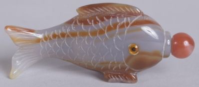 A 20TH CENTURY CHINESE AGATE FISH-SHAPED SNUFF BOTTLE, 8.5cm long.
