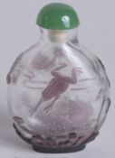 A 19TH CENTURY CHINESE PEKING GLASS SNUFF BOTTLE, decorated with frogs, 6.5cm high.