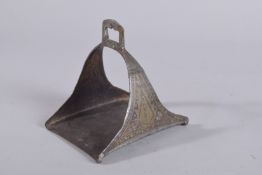 AN ISLAMIC GOLD AND SILVER INLAID STEEL SADDLE STIRRUP, 15.5cm long.