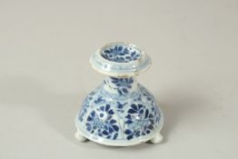 A SMALL CHINESE KANGXI PERIOD PORCELAIN STAND, decorated with fine foliate panels, 6.5cm high.