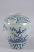 AN UNUSUAL 19TH CENTURY CHINESE BLUE AND WHITE PORCELAIN VASE WITH PAINTED FIGURES TO THE