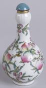 A 20TH CENTURY CHINESE FAMILLE ROSE PORCELAIN SNUFF BOTTLE, with peaches and bats, base with