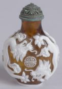 AN EARLY 20TH CENTURY CHINESE PEKING GLASS SNUFF BOTTLE, decorated with dragons and longevity