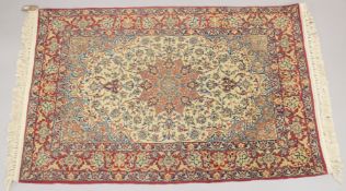 A VERY FINE EARLY 20TH CENTURY PERSIAN ISFAHAN RUG.