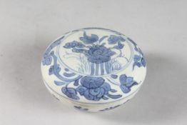 A CHINESE THATCHER CARGO BLUE AND WHITE PORCELAIN BOX AND COVER, with floral designs, 9.5cm