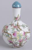 A 20TH CENTURY CHINESE FAMILLE ROSE PORCELAIN SNUFF BOTTLE, painted with peaches, character mark