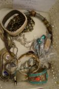 Quantity of silver and other jewellery.