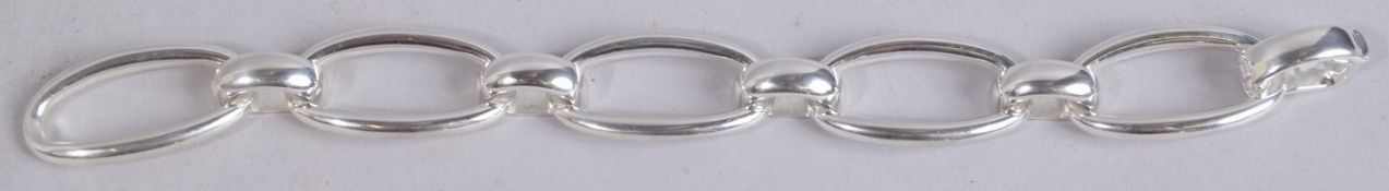A STERLING SILVER OVAL LINK CHAIN BRACELET.