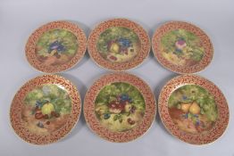 A SET OF SIX PORCELAIN FRUIT PLATES. 10.5ins diameter.