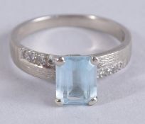 A 14CT WHITE GOLD AND AQUAMARINE RING.