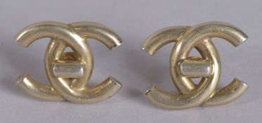 A PAIR OF CHANEL DOUBLE C GILT EARRINGS.