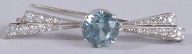 A DIAMOND AND AQUAMARINE BOW BAR BROOCH.