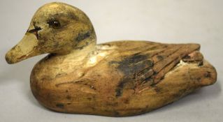 A TINY CARVED WOOD DECOY DUCK. 4ins high.