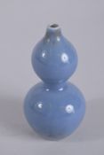 A SMALL CHINESE BLUE GROUND VASE. 4ins high.