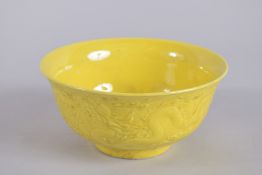 A CHINESE YELLOW GROUND RICE BOWL. 6ins diameter.