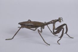 AN ARTICULATED BRONZE OKIMONO OF A PRAYING MANTIS, 20cm long.