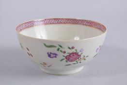 AN 18TH CENTURY CHINESE EXPORT FAMILLE ROSE PORCELAIN BOWL, 14cm diameter.