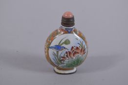 A CHINESE ENAMELLED SNUFF BOTTLE AND CORAL STOPPER, 5cm high.