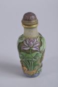 A CHINESE PEKING GLASS SNUFF BOTTLE, with gilded frogs and character mark, 8cm high.