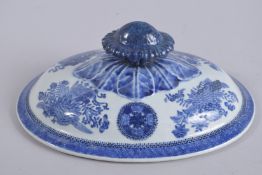 A CHINESE BLUE AND WHITE PORCELAIN TUREEN COVER, 29cm x 21.5cm.