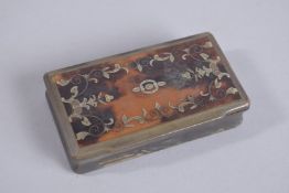 A ISLAMIC MARKET TORTOISESHELL SNUFF BOX, 8.2cm long.
