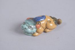 A CHINESE KYLIN SHAPED PORCELAIN SNUFF BOTTLE, base with character mark, 6cm long.