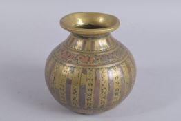 A 19TH CENTURY INDIAN TANJORE COPPER AND BRASS LOTA, 15cm high.