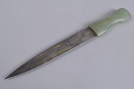 A FINE 19TH CENTURY PERSIAN OR CAUCASIAN KINDJAL DAGGER, with gold inlaid blade and green